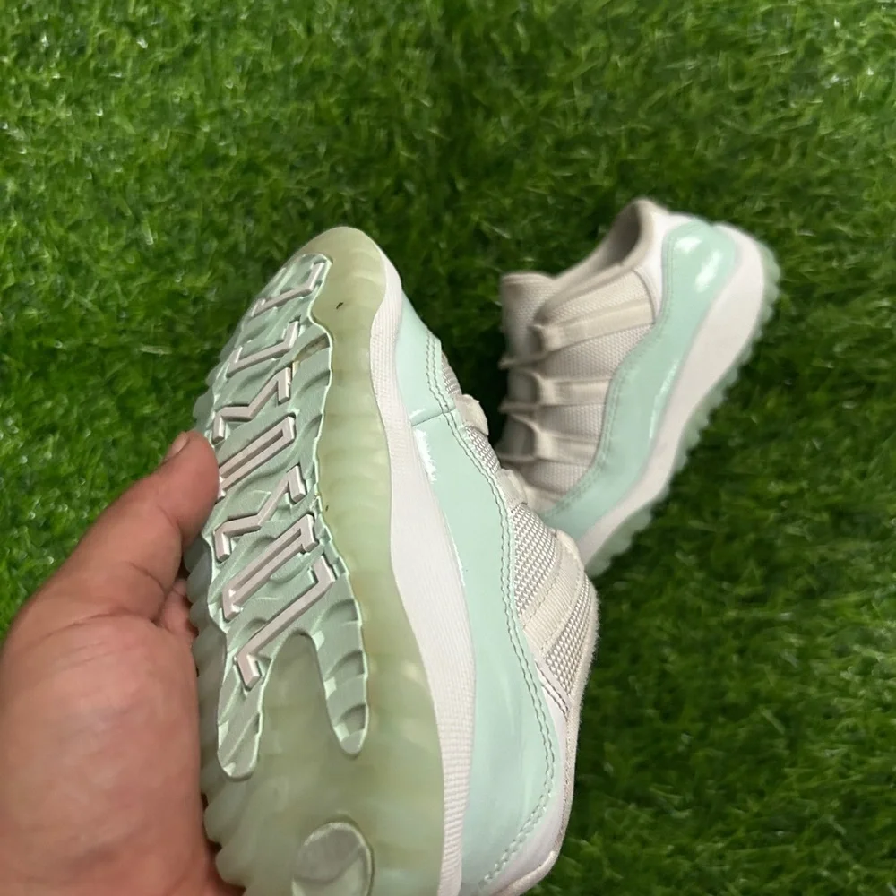 Youth AJ 11 Low ‘Igloo’ - Size 11C - Great Condition, Clean And Ready To Wear - Picture 5 of 9